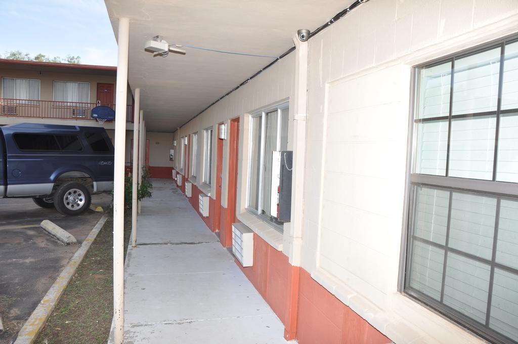 Budget Inn Snyder Exterior photo