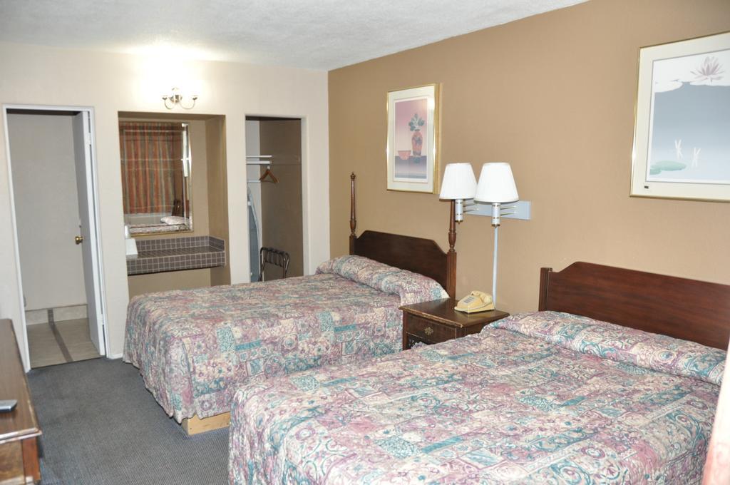 Budget Inn Snyder Room photo