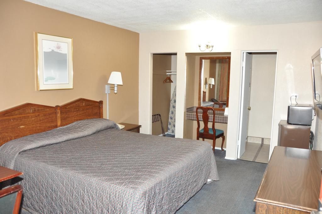 Budget Inn Snyder Room photo