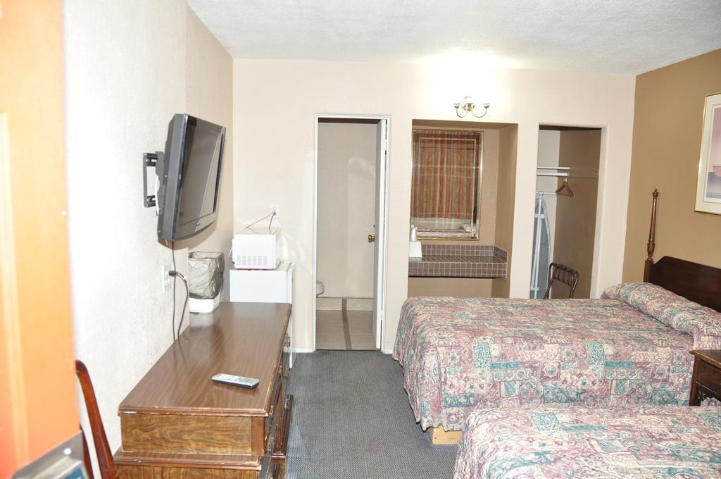 Budget Inn Snyder Room photo