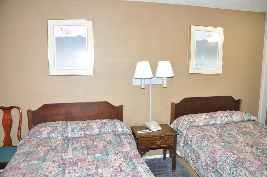 Budget Inn Snyder Room photo